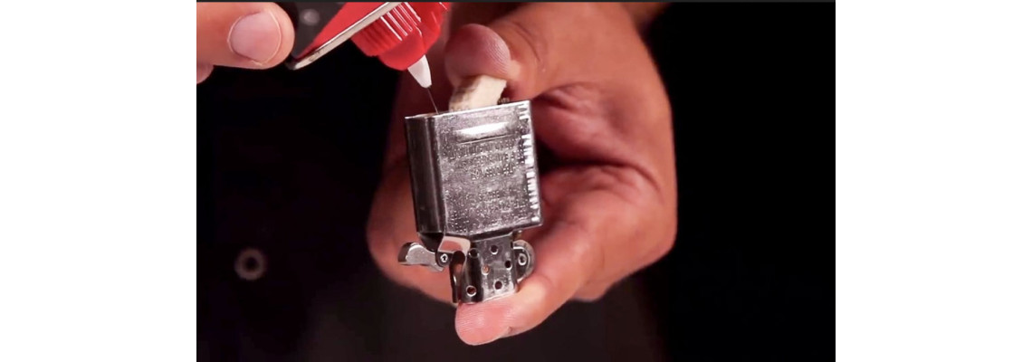 Hogyan történik a benzines öngyújtó feltöltése?