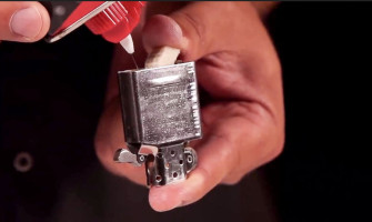 Hogyan történik a benzines öngyújtó feltöltése?