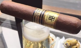 Kortyoljon a szivarja mellé egy pohár Gere Frici gyöngyözőbort!Kortyoljon a szivarja mellé egy pohár Gere Frici gyöngyözőbort!