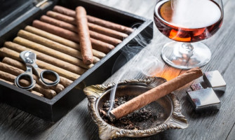 Stílusos férfi öngyújtók a dohányzás szerelmeseinek