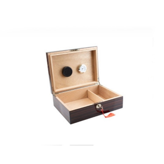 Faro humidor 30 szál szivar részére, teakfa megjelenésű külső. cédrusfa belső, párásítóval, hygrométerrel, kulccsal, mélybarna, vöröses árnyalatú