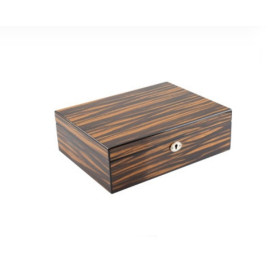 Faro humidor 30 szál szivar részére, teakfa megjelenésű külső. cédrusfa belső, párásítóval, hygrométerrel, kulccsal, sötétbarna–fekete alapszín, világosabb barna csíkozással