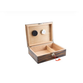 Faro humidor 30 szál szivar részére, teakfa megjelenésű külső. cédrusfa belső, párásítóval, hygrométerrel, kulccsal, sötétbarna–fekete alapszín, világosabb barna csíkozással