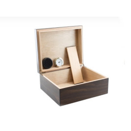 Faro humidor 30-40 szál szivar részére, cédrusfa belső, párásítóval, hygrométerrel, diófa színű