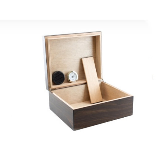 Faro humidor 30-40 szál szivar részére, cédrusfa belső, párásítóval, hygrométerrel, diófa színű