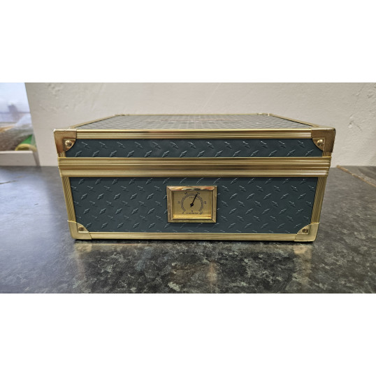 Angelo zöld színű fémbevonatú asztali humidor, spanyol cédrus belső, aranyszínű fém sarkok, 20-30 szál szivar részére, analóg hygrométerrel - OUTLET