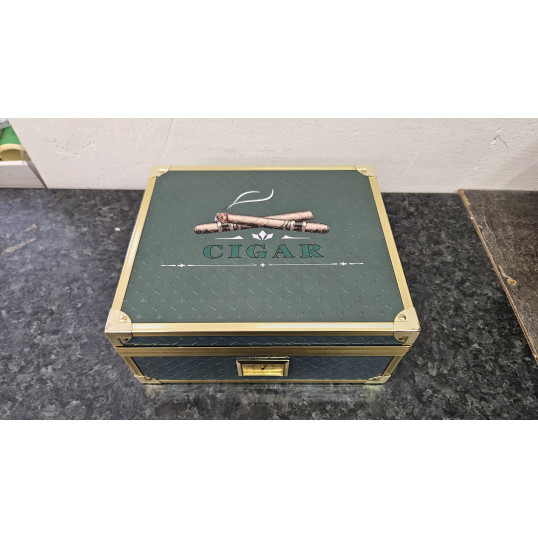 Angelo zöld színű fémbevonatú asztali humidor, spanyol cédrus belső, aranyszínű fém sarkok, 20-30 szál szivar részére, analóg hygrométerrel - OUTLET