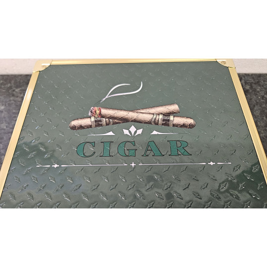 Angelo zöld színű fémbevonatú asztali humidor, spanyol cédrus belső, aranyszínű fém sarkok, 20-30 szál szivar részére, analóg hygrométerrel - OUTLET