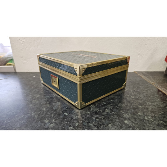 Angelo zöld színű fémbevonatú asztali humidor, spanyol cédrus belső, aranyszínű fém sarkok, 20-30 szál szivar részére, analóg hygrométerrel - OUTLET