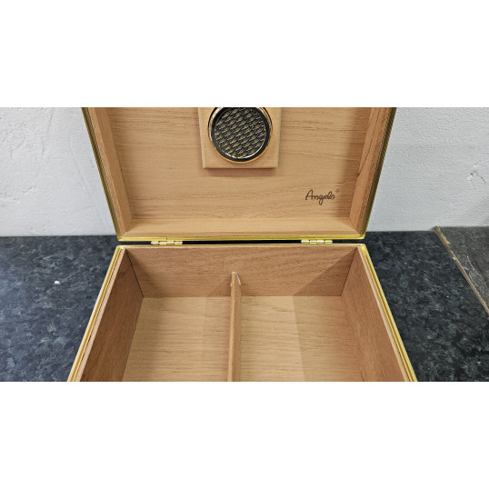 Angelo zöld színű fémbevonatú asztali humidor, spanyol cédrus belső, aranyszínű fém sarkok, 20-30 szál szivar részére, analóg hygrométerrel - OUTLET