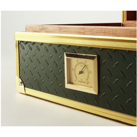 Angelo zöld színű fémbevonatú asztali humidor, spanyol cédrus belső, aranyszínű fém sarkok, 20-30 szál szivar részére, analóg hygrométerrel - OUTLET