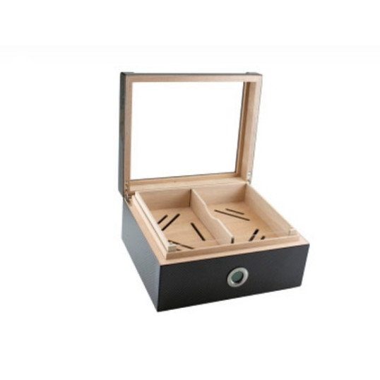 Faro humidor 60-80 szál szivar részére, üvegtető, cédrusfa belső, párásítóval, digitális hygrométerrel, fekete–grafitszürke színű, karbonhatású mintázattal