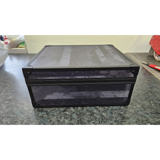 Angelo humidor, fekete/szürke fólia boritású, fekete alumínium kerettel, 50-70 szál szivar részére, cédrusfa belső, párásító, analóg hygrométerrel - OUTLET