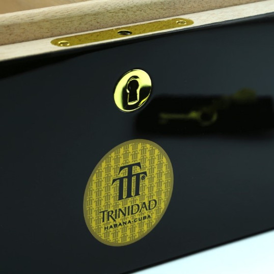 Trinidad - lakkozott fekete és sárga spanyol cédrusfa humidor kb 70 szál szivar részére