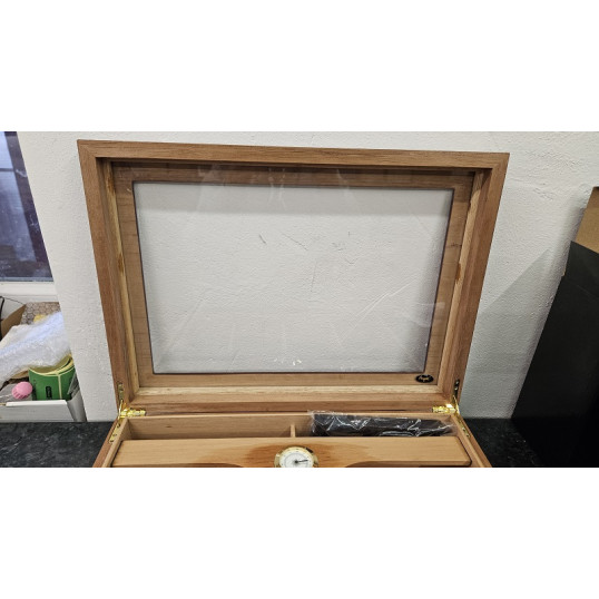 Angelo gasztro humidor 80-100 szál szivar részére, matt cseresznye színű, üvegtető, cédrusfa belső, párásító, analóg hygrométer - OUTLET-1