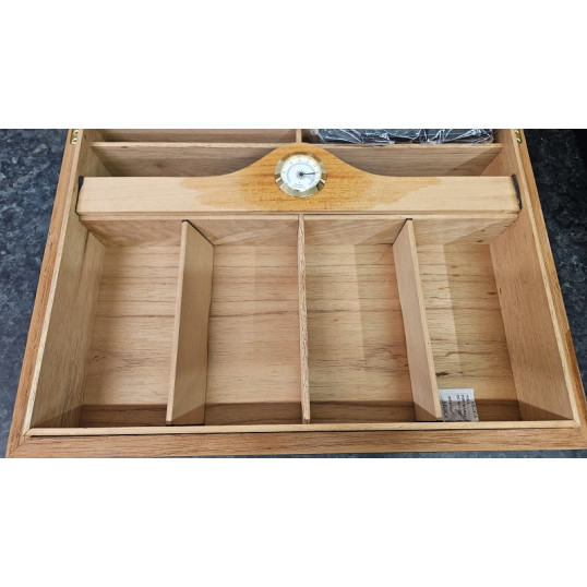 Angelo gasztro humidor 80-100 szál szivar részére, matt cseresznye színű, üvegtető, cédrusfa belső, párásító, analóg hygrométer - OUTLET-3