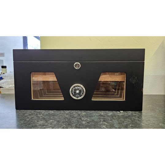 Angelo gasztrohumidor 100-150 szál szivar részére, fekete színű, üveges, cédrusfa belső, külső hygrométer, párásító- OUTLET-2
