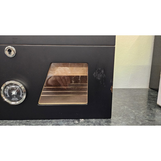 Angelo gasztrohumidor 100-150 szál szivar részére, fekete színű, üveges, cédrusfa belső, külső hygrométer, párásító- OUTLET-2