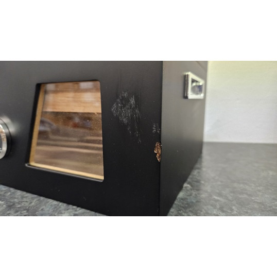 Angelo gasztrohumidor 100-150 szál szivar részére, fekete színű, üveges, cédrusfa belső, külső hygrométer, párásító- OUTLET-2