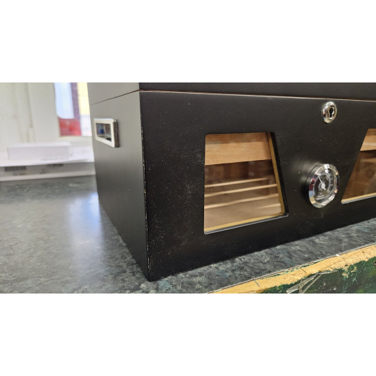 Angelo gasztrohumidor 100-150 szál szivar részére, fekete színű, üveges, cédrusfa belső, külső hygrométer, párásító- OUTLET-1