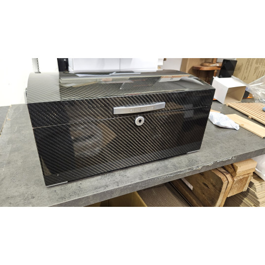 Angelo carbon borítású humidor, magasfényű kivitelben, párásítóval és hygrométerrel – akár 100–120 db Corona méretű szivar tárolására - OUTLET-1