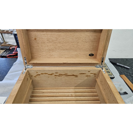 Angelo humidor 75 szál szivar részére, barna színű gyökérfa mintával és cédrusfa belsővel - OUTLET