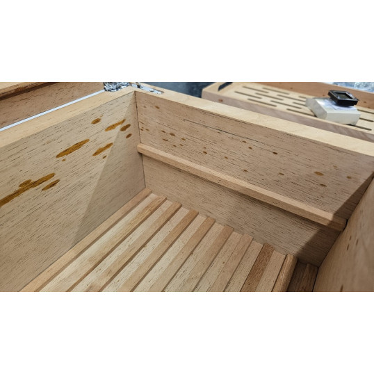 Angelo humidor 75 szál szivar részére, barna színű gyökérfa mintával és cédrusfa belsővel - OUTLET