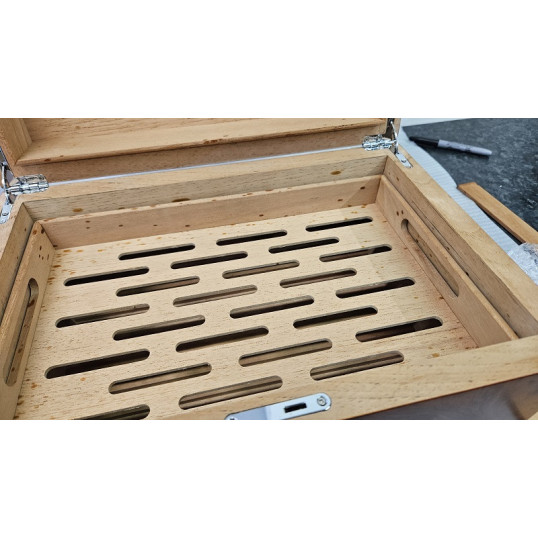 Angelo humidor 75 szál szivar részére, barna színű gyökérfa mintával és cédrusfa belsővel - OUTLET