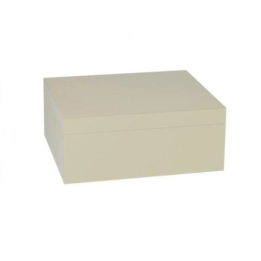 Adorini Humidor Medium Deluxe Ivory, cédrusfa belső, matt elefántcsontszínű lakkozott felület, 75 szál szivar számára, kiegészítőkkel