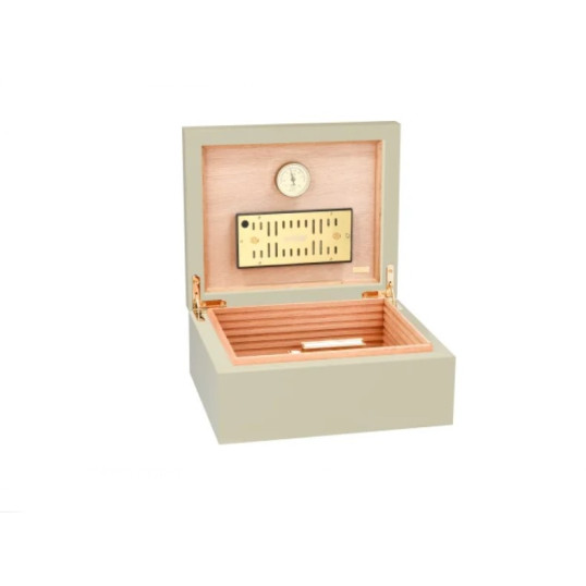 Adorini Humidor Medium Deluxe Ivory, cédrusfa belső, matt elefántcsontszínű lakkozott felület, 75 szál szivar számára, kiegészítőkkel