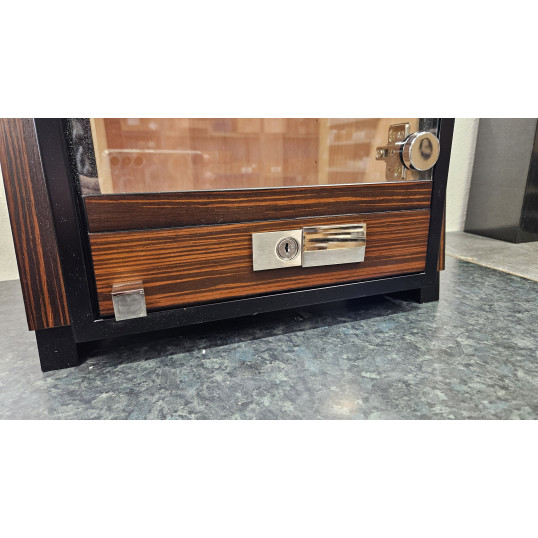 Angelo gasztrohumidor szekrény 80 szál szivar részére, négyszögletes, üvegajtós, barna színű, cédrusfa belső, párásító, analóg hygrométer - OUTLET