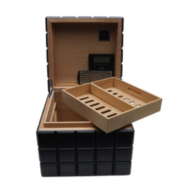 Colibri Heritage Cube humidor 40-50 szál szivar számára, matt fekete színű digitális hygrométerrel
