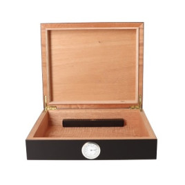 Germanus Humidor fekete színű, 30 szál szivar részére, cédrusfa belsővel, párásítóval, hygrométerrel 