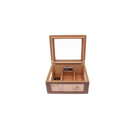 Germanus Humidor, vörösesbarna, három oldalán és a tetején üveges, kb. 100 szál szivar részére, cédrusfa belsővel, párásítóval, higrométerrel