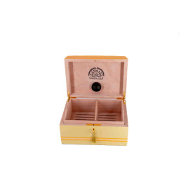 H.Upmann - krémszínű és sárga spanyol cédrusfa humidor kb 70 szál szivar részére