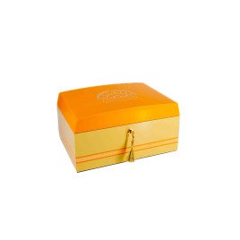 H.Upmann - krémszínű és sárga spanyol cédrusfa humidor kb 70 szál szivar részére