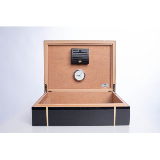 Mastro de Paya - lakkozott fekete spanyol cédrusfa humidor 60 szál szivar részére - kézzel készített