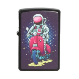 Angel Benzines öngyújtó fekete színű - Piros robogón ülő asztronautát ábrázoló mintával