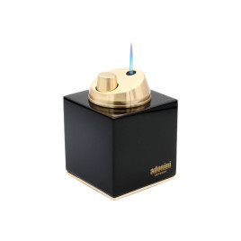 Adorini luxus asztali szivaröngyújtó – magasfényű fekete lakkozott fa, arany színű részletekkel, egylángos jet láng