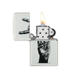 Zippo Benzines Vihargyújtó – Matt fehér „Rock Hand” mintával