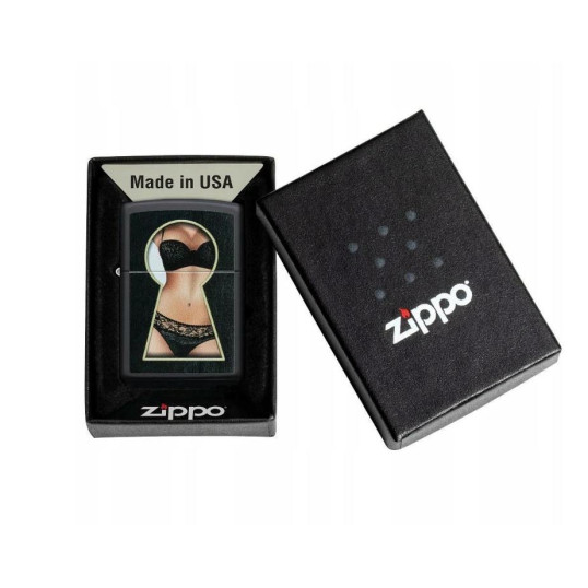 Zippo Benzines Vihargyújtó – Matt Fekete „Keyhole” Mintával