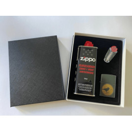 Zippo ajándék szett – Raven Design benzines öngyújtó, 125 ml benzin és tűzkő készlet díszdobozban