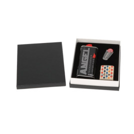 Zippo ajándék szett – Retro mintás dizájnú benzines öngyújtó, 125 ml benzin és tűzkő készlet díszdobozban