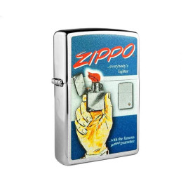 Benzines Zippo öngyújtó  -  Nyitott Zippo-öngyújtót tartó kéz
