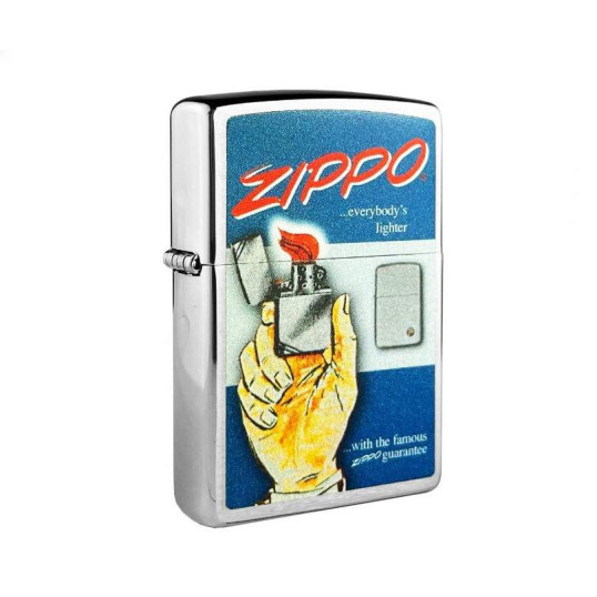 Benzines Zippo öngyújtó  -  Nyitott Zippo-öngyújtót tartó kéz