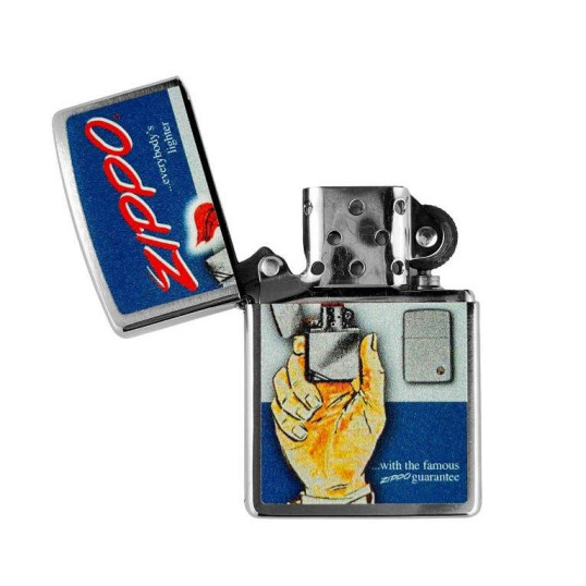 Benzines Zippo öngyújtó  -  Nyitott Zippo-öngyújtót tartó kéz