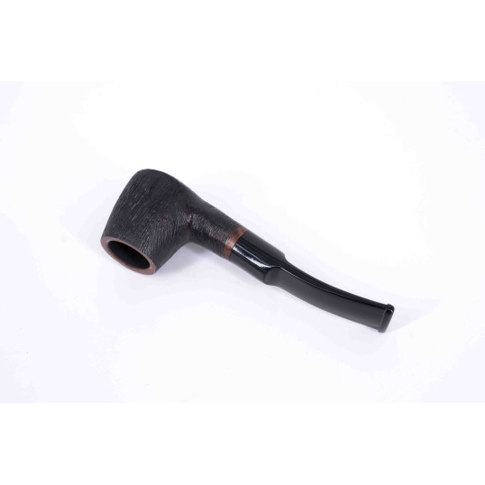 Adventure Brandy típusú, mély barna színű rusztikolt bryar pipa enyhén hajlított, nyerges fekete akril szárral