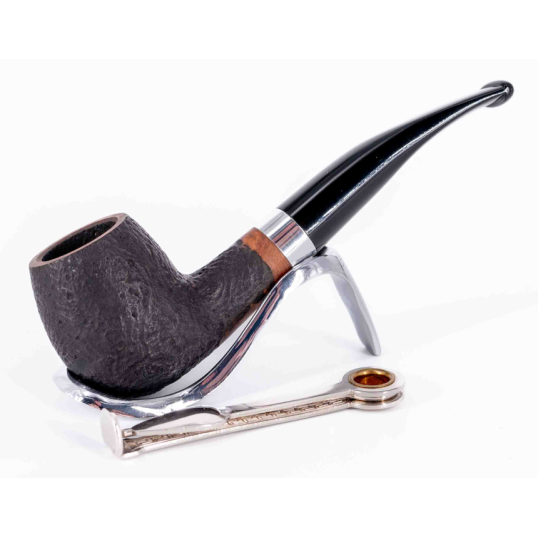 Aldo Morelli, fekete színű homokfúvott briar pipa enyhén hajlított akril szárral és széles alumínium gyűrűvel