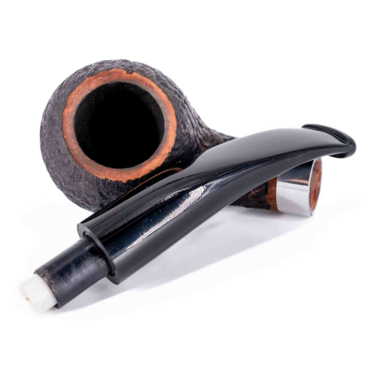 Aldo Morelli márkájú, fekete színű homokfúvott briar pipa enyhén hajlított akril szárral és széles alumínium gyűrűvel