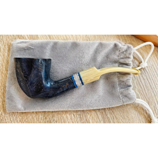 Angelo freehand pipa – 9 mm filteres, különleges kék árnyalatú fejjel, elefántcsont színű nyerges szárral, díszgyűrűkkel